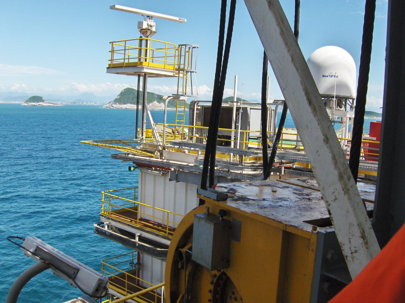 Equipamentos e estrutura de uma instalação offshore