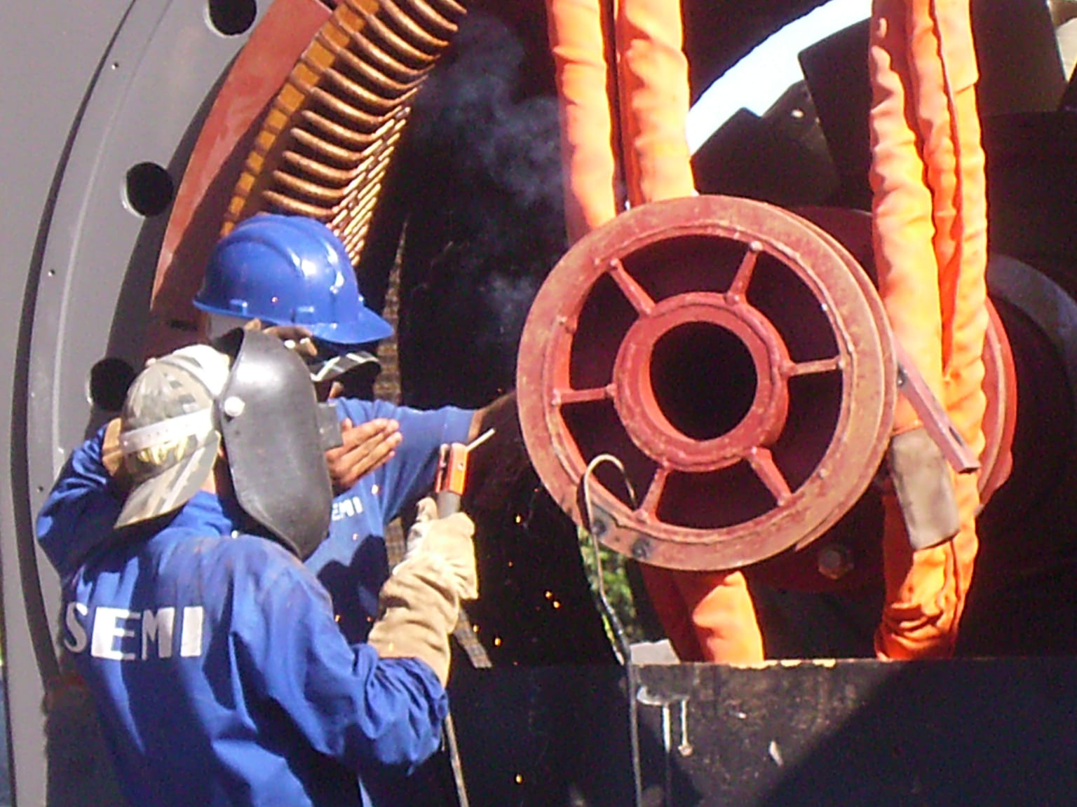 Equipe realizando atividade de manutenção em equipamento rotativo