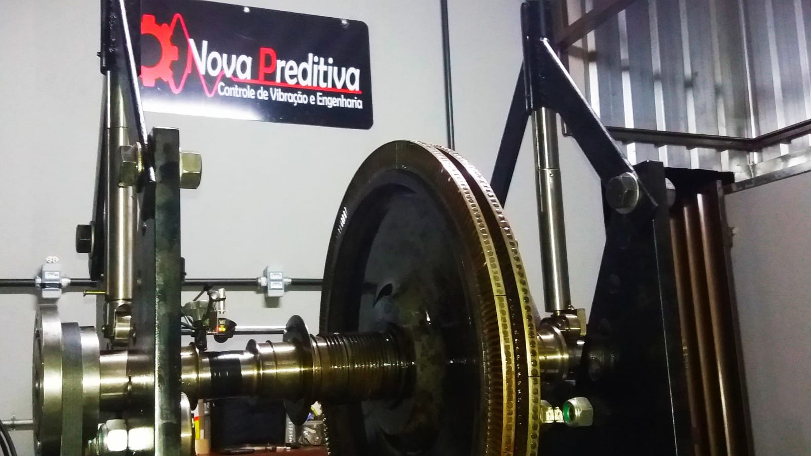 Equipamento industrial em uma instalação atendida pela Nova Preditiva